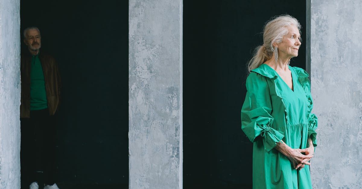 découvrez le concept de constant maturity swap (cms), un instrument financier permettant d'échanger des flux d'intérêts à taux variables indexés sur des maturités constantes, utilisé pour la gestion des risques de taux.