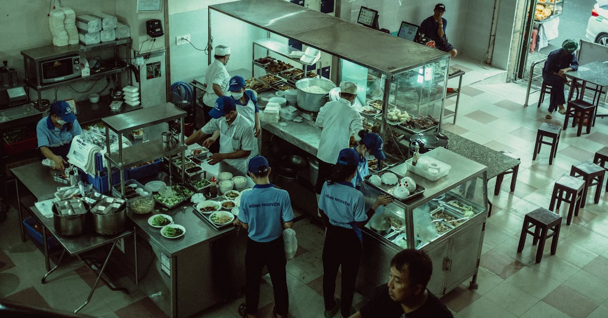 chaussures de sécurité pour cuisine : protégez vos pieds avec confort et durabilité grâce à nos modèles antidérapants et résistants aux risques professionnels en milieu culinaire.